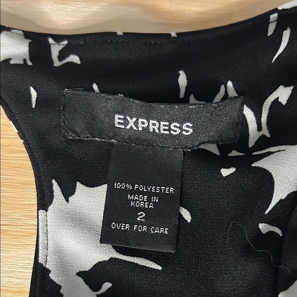 Express Floral Dress - Scoop Neck | Size 2
| Black & White - Picture 2 of 6